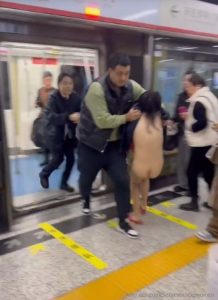 91porn 今日曝光 沈阳地铁上惊现裸奔女 吃瓜群众围观拍下视频 曼妙身材一览无余