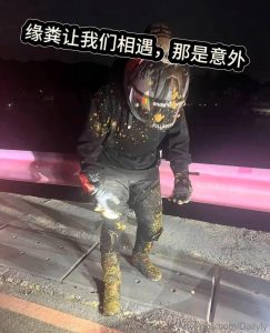 贵州贵阳 摩托车炸街 村民不堪其扰 泼粪 “ 屎 ”里逃生？！视频曝光