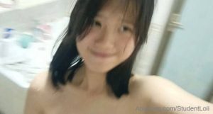 萝莉学生的肉体是真嫩啊😍