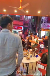 海口市美兰区大英路 重庆胖子火锅服务人员和客人打架 现场视频曝光