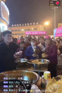 51cg 湖北襄阳。网红在户外搞免费吃面的活动，却遭老爷爷破口大骂